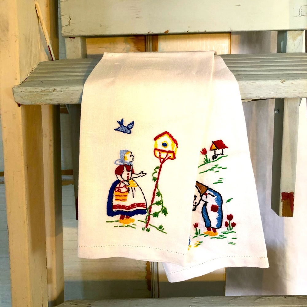 VINTAGE “Feeding the Birds” Set/2 Fingertip Towels, Linen, Red/Blue/Yellow - Picture 2 of 9